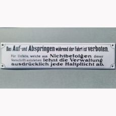 Das Auf- und Abspringen während der Fahrt ist verboten