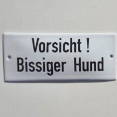 Warnschild "Vorsicht! Bissiger Hund!"