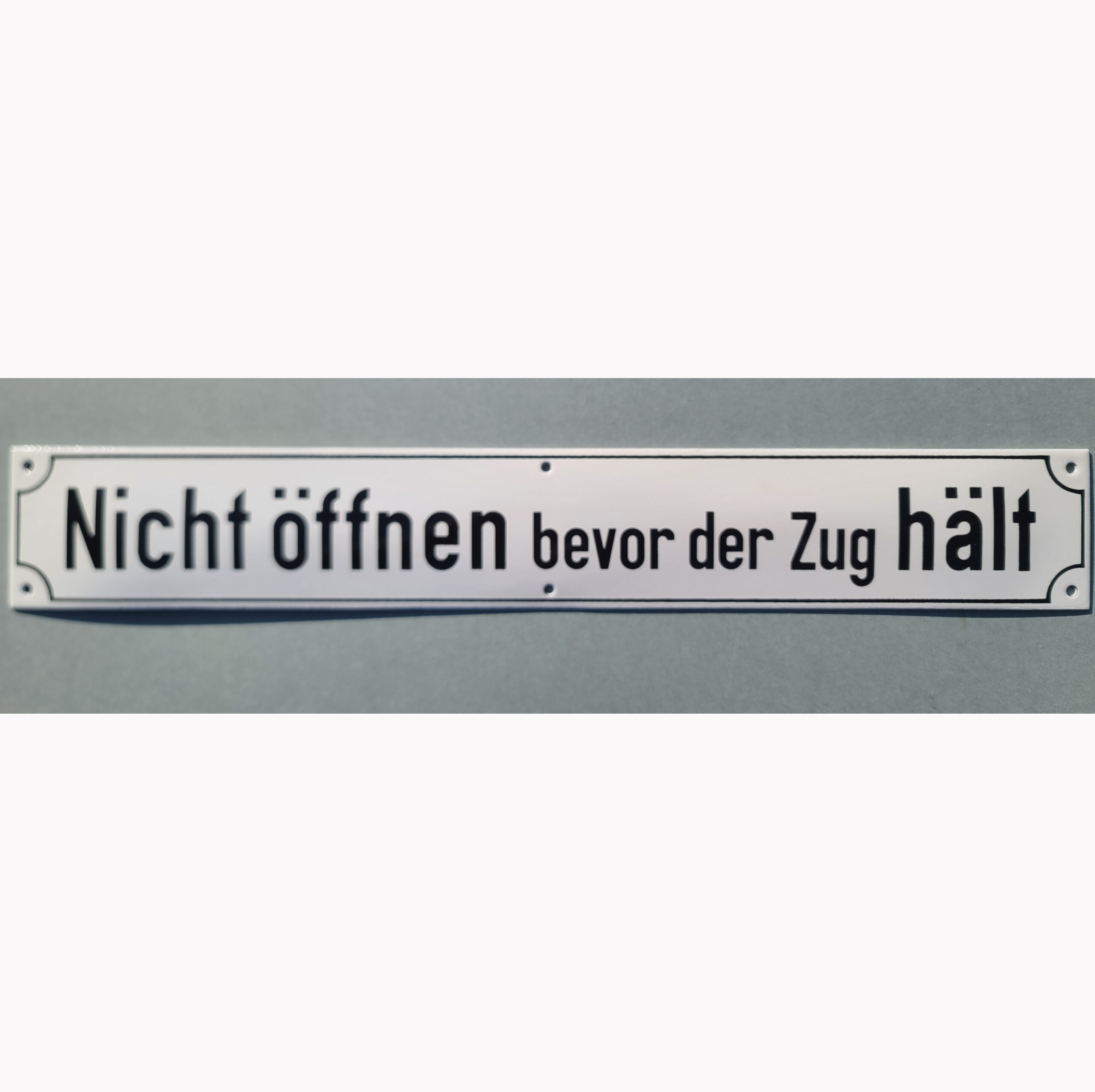 Nicht öffnen bevor der Zug hält